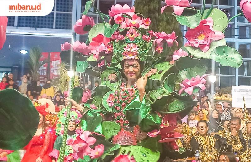 Peserta Semarang Night Carnival yang mengenakan kostum sub-tema bunga lotus. (Inibaru.id/Fitroh Nurikhsan)
