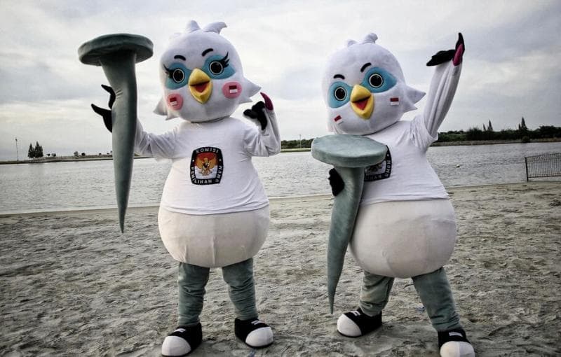 Sura dan Sulu, sepasang jalak bali yang jadi maskot Pemilu 2024. (via Beritasatu)