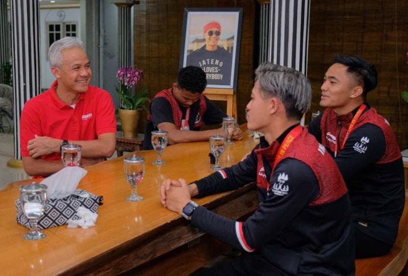 Gubernur Jateng Ganjar Pranowo menyampaikan bahwa keberhasilan atlet nggak lepass dari peran keluarga, pelatih, dan teman satu tim. (Jatengprov)