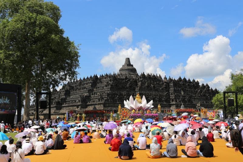 Ilustrasi: Peringatan  Hari Raya Tri Suci Waisak tahun ini di Candi Borobudur akan sangat meriah karena menghadirkan banyak Bikkhu dari mancanegara. (Kemendikbud)