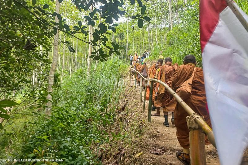 Penampakkan 32 biksu thudong saat berjalan kaki menelusuri jalan setapak di bukit Wungkal Kasap, Kelurahan Pudakpayung, Kecamatan Banyumanik, Kota Semarang.