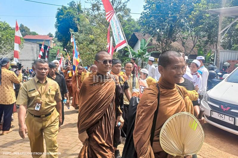 Suasana kedatangan 32 biksu thudong untuk istirahat sejenak di Vihara Buddhadipa, Kelurahan Pakintelan, Kecamatan Gunungpati, Kota Semarang.