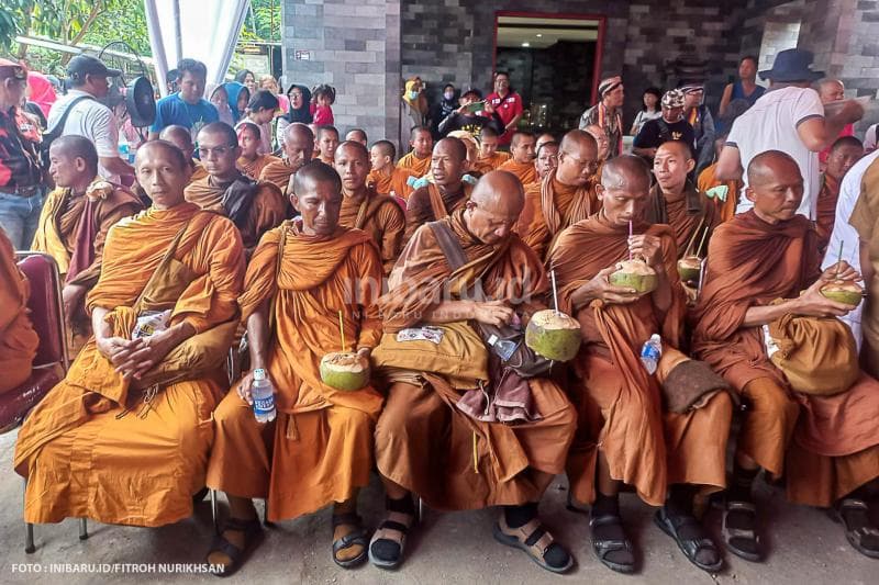 Sebanyak 32 biksu thudong diberi jamuan air kelapa ketika sedang istirahat di Vihara Buddhadipa.&nbsp;