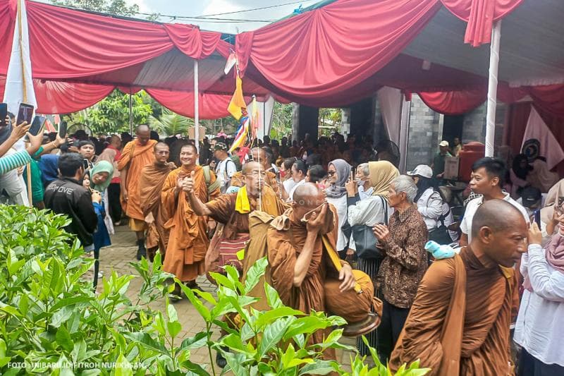 Setelah istirahat sekitar 40 menitan, para biksu kembali melanjutkan perjalanan menuju Vihara Buddha Jayanti Wungkal Kasap, Kecamatan Banyumanik.