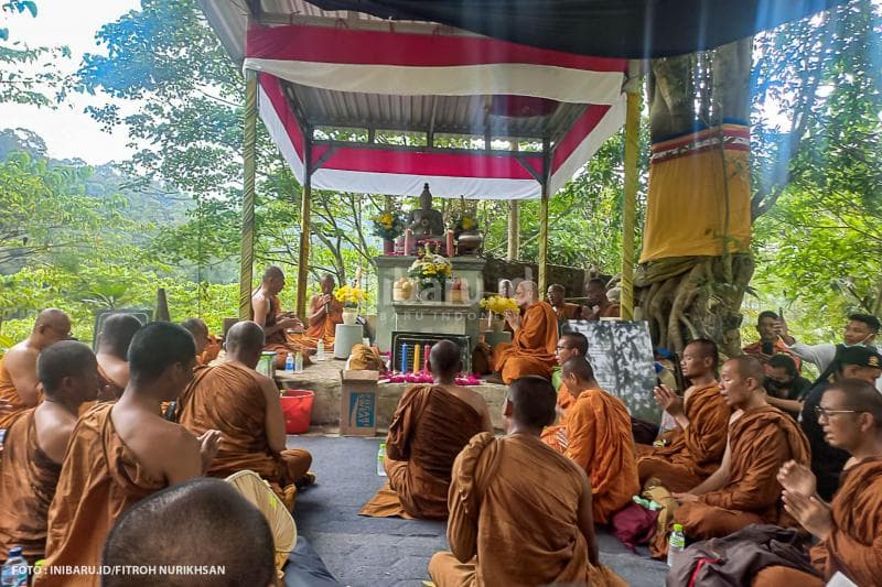 Di Vihara Buddha Jayanti Wungkal Kasap, ke-32 biksu berserta umat Buddha melaksanakan ritual sangha dana dan doa bersama.