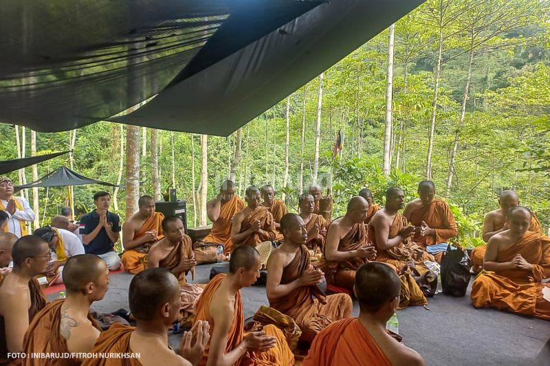 Para biksu thudong terlihat sangat khusyuk ketika melaksanakan ritual sangha dana dan doa bersama di atas Bukit Wungkal Kasap.