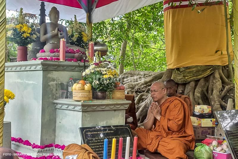 Pembacaan dammacakkappavattana sutta dalam ritual sangha dana dipimpin oleh seorang biksu.