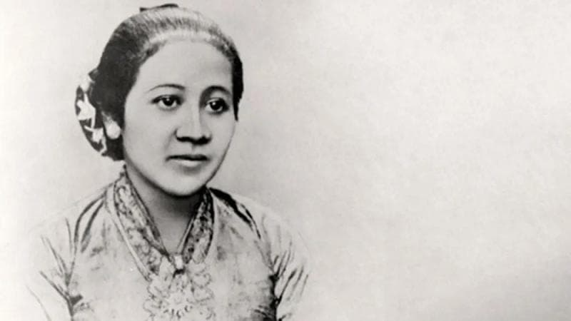 Semangat Kartini memperjuangkan hak kaum perempuan semakin berkobar saat menjalani tradisi pingitan. (Fimela/Aquila-style.com)