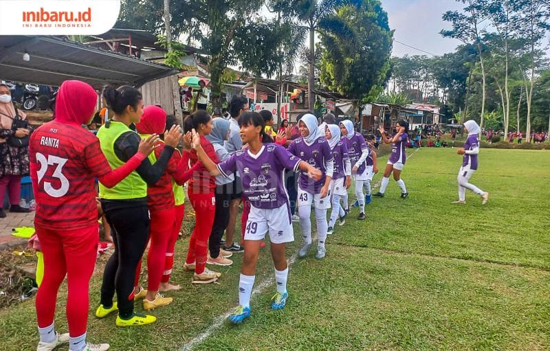 Pemain Persis Solo Women (merah) dan pemain Pakuan City Bogor (ungu) bersalaman seusai pertandingan berakhir. (Inibaru.id/ Fitroh Nurikhsan)