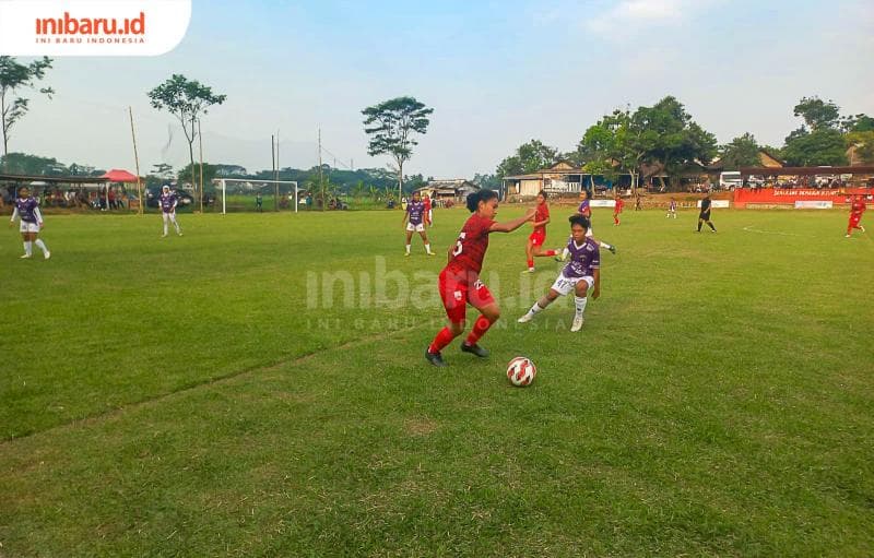 Salah satu pemain Persis Solo Women sedang menguasai bola ketika berhadapan dengan Pakuan City Bogor. (Inibaru.id/ Fitroh Nurikhsan)