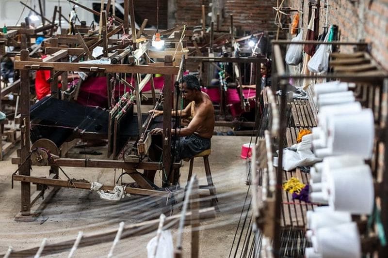 Regenerasi penenun jadi masalah utama yang harus dihadapi tenun troso di masa depan. (Getty Images/Gerry Lotulung)