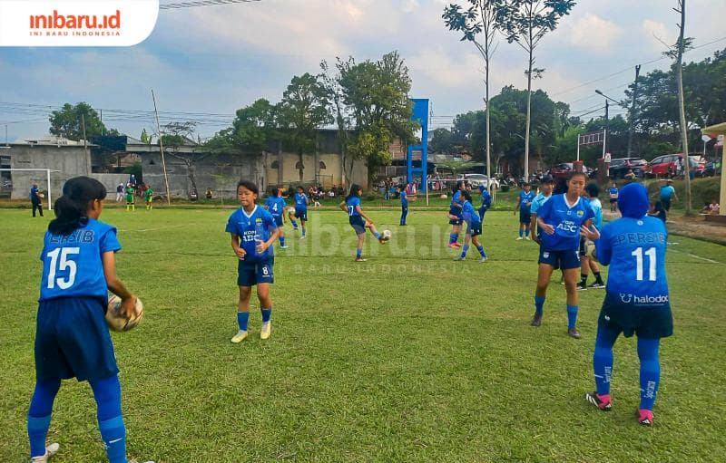 Para pemain Persib Bandung Putri sedang latihan ringan sebelum bertanding di ajang Ratanika Cup II. (Inibaru.id/ Fitroh Nurikhsan)