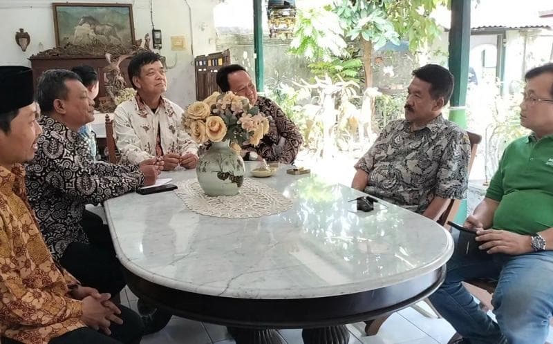 GBPH Yudhaningrat melakukan diskusi terkait dengan sejarah hari lahir Batang. (Infopublik.id)