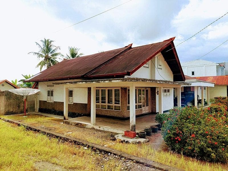 Salah satu rumah dengan gaya arsitektur jengki di Padang Pariaman, Sumatra Barat. (Wikipedia/Rhmtdns)