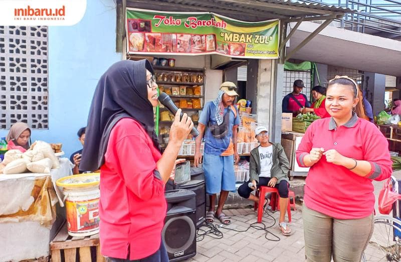 Potret Arivah Prihatin tampak percaya diri menyanyikan sebuah lagu di area Pasar Tambaklorok, Semarang Utara. (Inibaru.id/ Fitroh Nurikhsan)