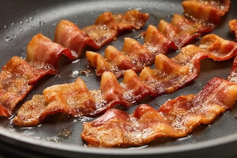 Ilustrasi: Bacon dan sosis merupakan bahan makanan yang tinggi lemak dan garam. (Playbuzz/Softpedia)