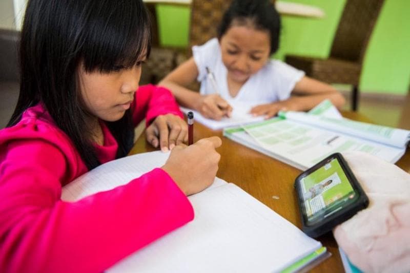 Anak difabel dan dari kalangan kurang mampu dapat mengikuti sekolah virtual. (Antara)