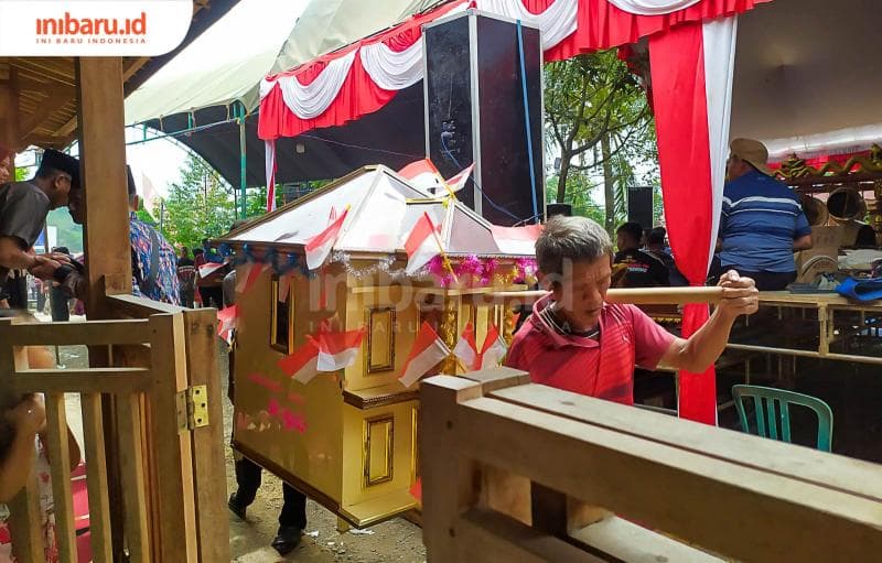 Mengarak Pucak dan Ngalap Berkah di Kondangan Sedekah Bumi