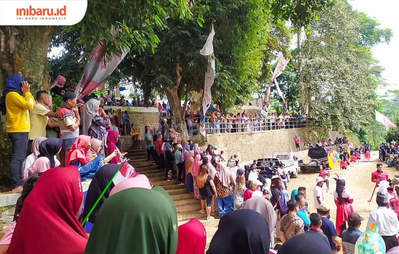 Masyarakat memenuhi pelataran punden Desa Gulangpongge untuk menyaksikan karnaval sedekah bumi. (Inibaru.id/ Rizki Arganingsih)