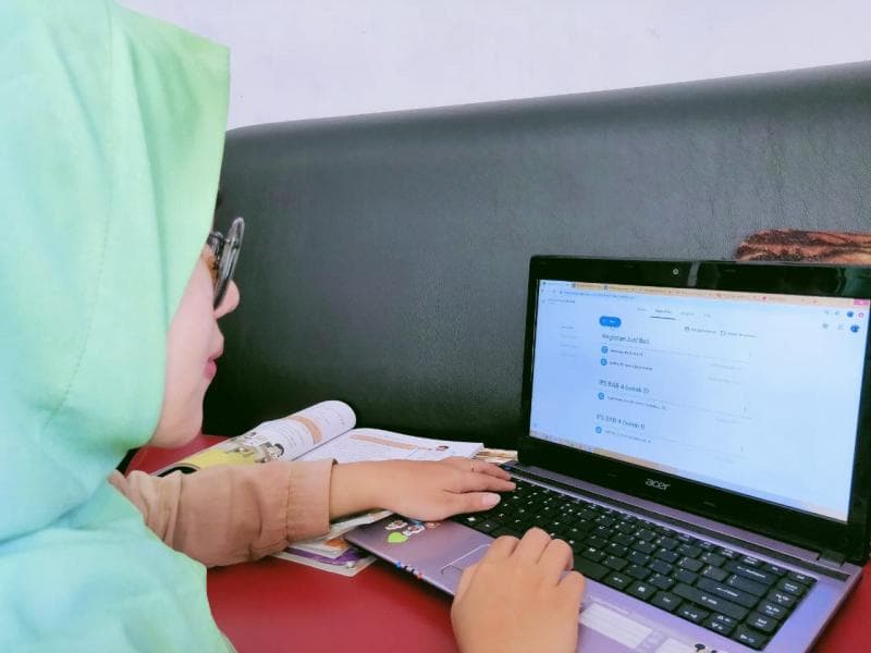 Persiapan guru yang akan memulai kegiatan belajar-mengajar daring. (Inibaru.id/ Rafida Azzundhani)
