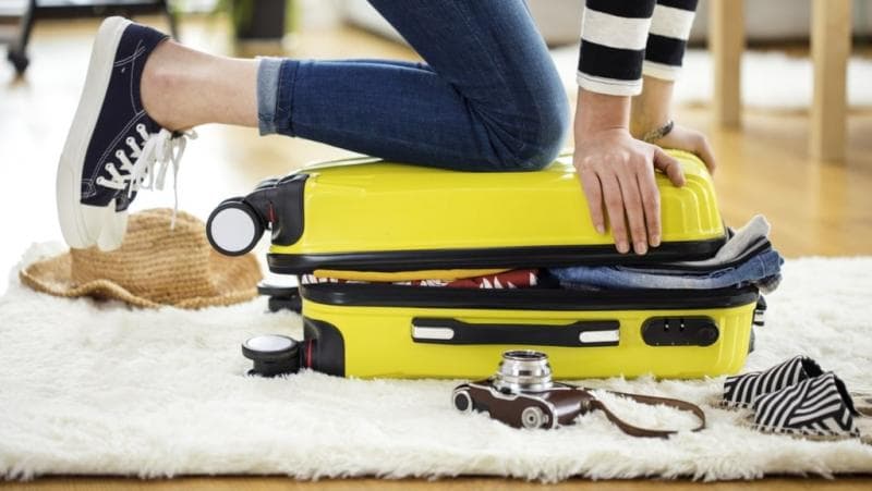 Ilustrasi: Untuk menghemat tempat dalam koper, sebaiknya kamu gulung pakaian berbahan kaos atau bahan melar. (Shutterstock)