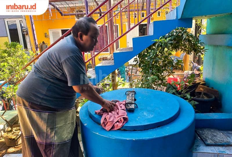 Ketua RW Kampung Bustaman, Ashar berharap generasi penerusnya mau merawat toilet umum penghasil biogas. (Inibaru.id/ Fitroh Nurikhsan)