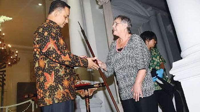 Tongkat Kiai Cokro saat dikembalikan oleh Keluarga Baud ke Indonesia yang diwakili Mendikbud saat itu, Anies Baswedan pada 2015. (Tribun/Iswidodo)