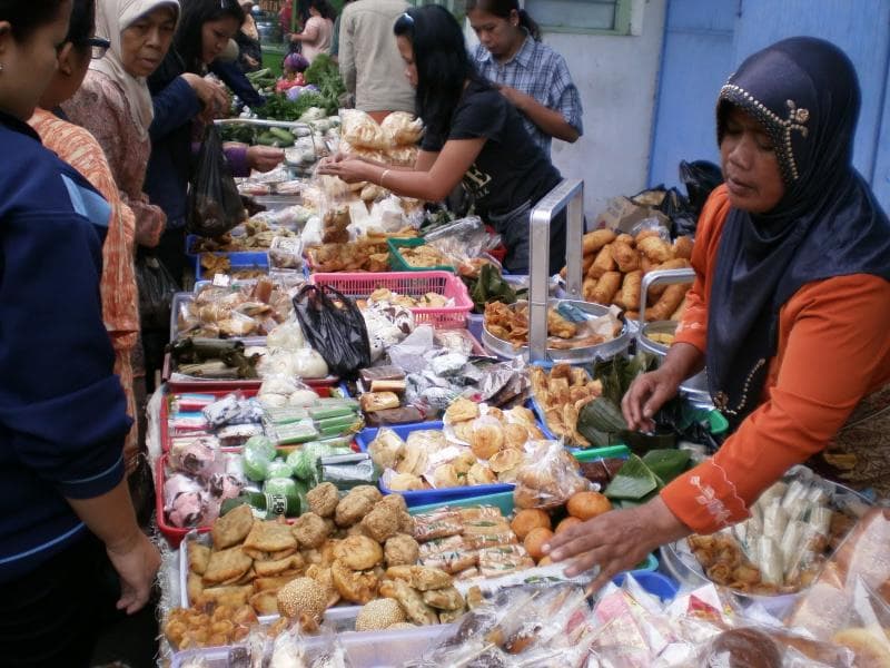 Jajan pasar yang dijual di Pasar Entho Parakan melimpah. (Kabarjinggan.blogspot)