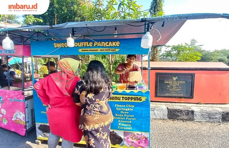 Tradisi Kungkum di Tugu Soeharto, Pedagang: Cuaca Terang, Kami Senang
