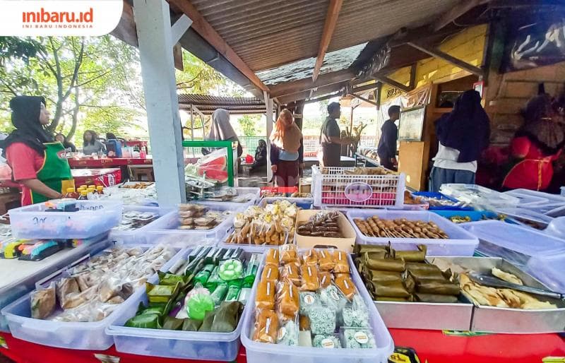 Beragam aneka jajanan pasar tersedia di Soto Sawah Mbak Tutik. (Inibaru.id/Fitroh Nurikhsan)