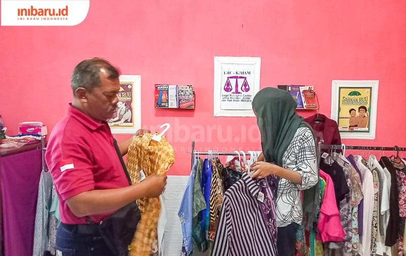 Seorang pembeli tengah sibuk mencari pakaian di Bazar Preloved Sintas yang diadakan oleh LRC-KJHAM. (Inibaru.id/ Fitroh Nurikhsan)&nbsp;