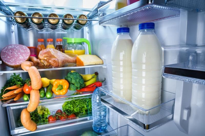 Telur dan produk susu sebaiknya nggak disimpan di pintu kulkas. (iStockphoto/FabrikaCr)