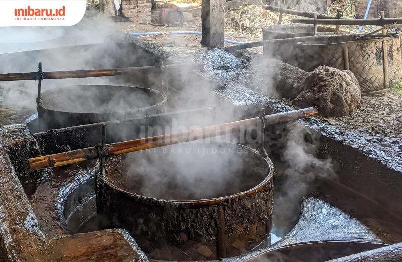 Alat memasak gula tumbu di atas kawah besar dengan api dari tungku. (Inibaru.id/ Hasyim Asnawi)