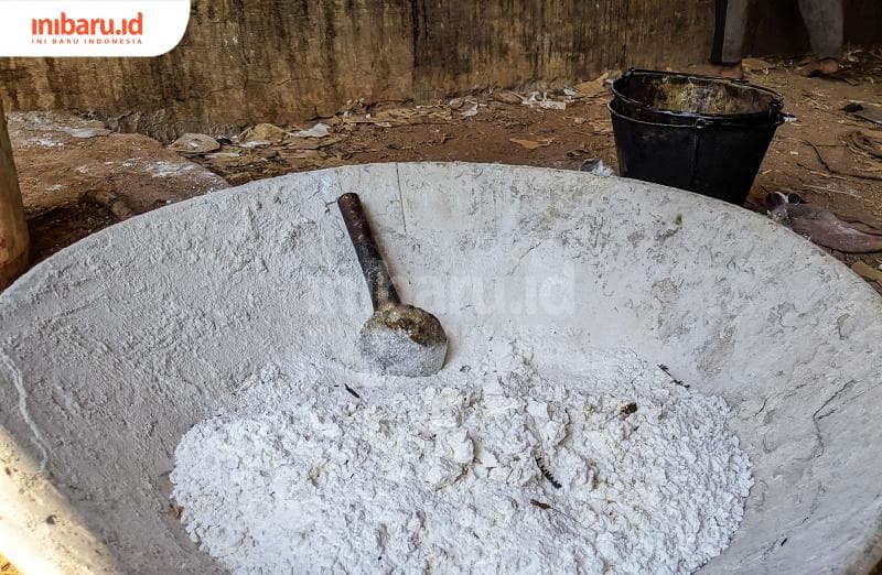 Gamping atau semen putih menjadi bahan yang ditambahkan untuk memadatkan gula tumbu. (Inibaru.id/ Hasyim Asnawi