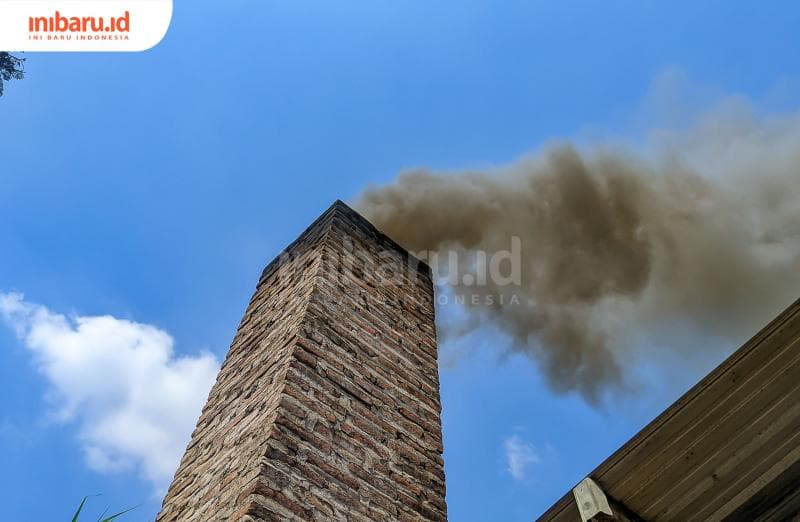Cerobong asap di gudang gula agar pembakaran tebu tak mengganggu warga sekitar. (Inibaru.id/ Hasyim Asnawi)