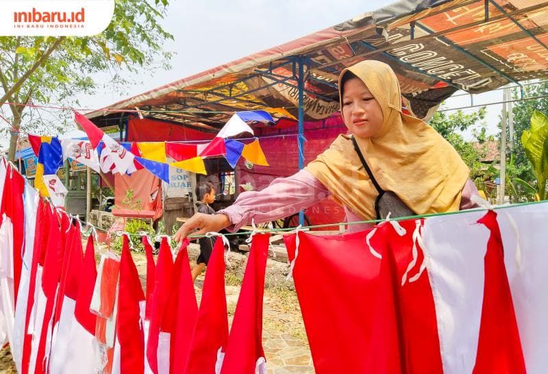 Penjual Bendera Pinggir Jalan: Harga Masih Ekonomis