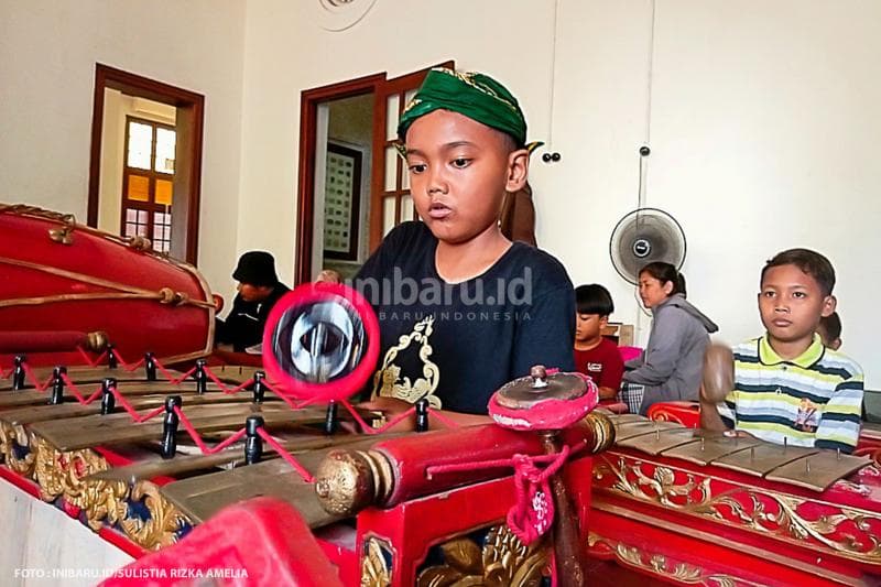 Anak-anak di Sanggar Monod Laras benar-benar fokus mengikuti instruksi pembinanya saat latihan memainkan alat musik gamelan.