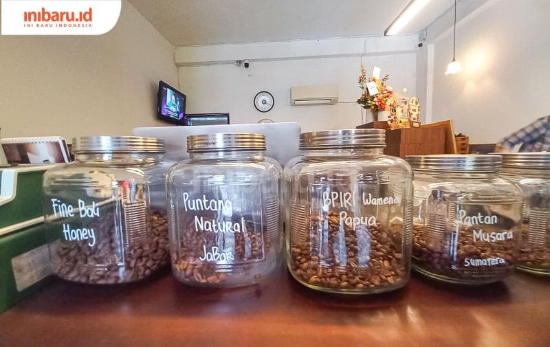 Aneka biji kopi yang tersedia di Kaofee. (Inibaru.id/ Fitroh Nurikhsan)