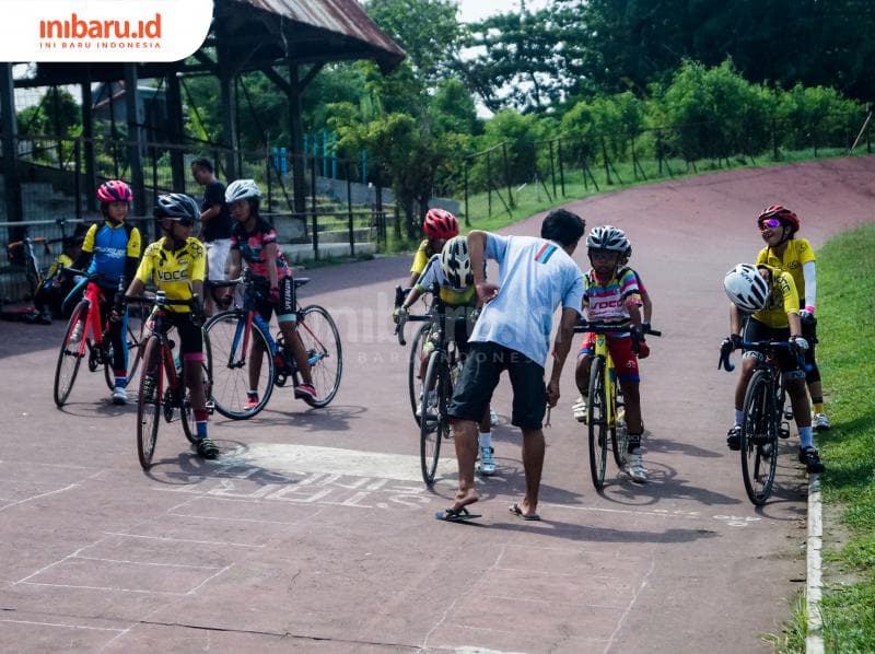 Velodrome Diponegoro Cycling Club (VDCC) tetap giat berlatih meski lintasan cuma seadanya. (Inibaru.id/ Audrian F)<br>