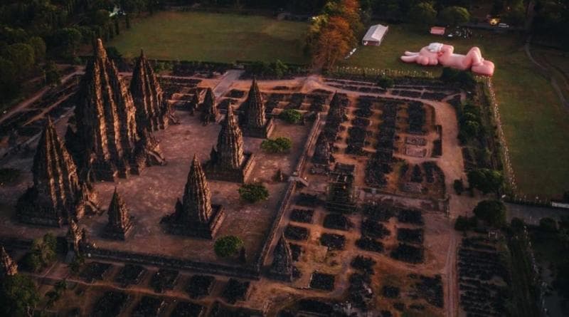 Di Kompleks Candi Prambanan, Kamu Bisa Temani Patung KAWS yang Lagi Rebahan