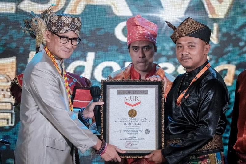 Menparekraf Sandiaga Salahuddin Uno memberikan penghargaan Rekor MURI kepada salah satu peserta ADWI 2023. (dok. Kemenparekraf)