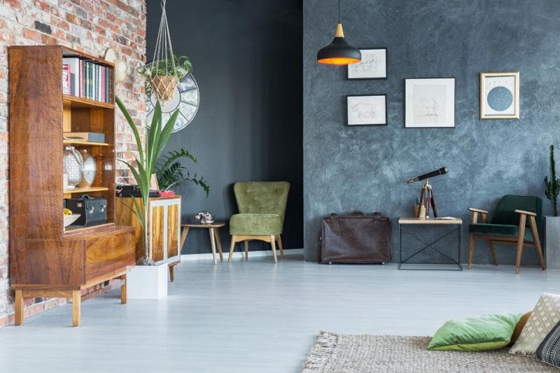 Dinding dan lantai dengan semen ekspos sebaiknya dikombinasikan dengan perabot berbahan kayu atau rotan. (Shutterstock)