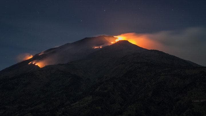 Gunung Sumbing Terbakar Sejak Jumat, Api Masih Berkobar hingga Sabtu