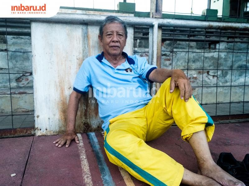 Sartono Anwar saat sedang memantau anak didiknya yang sedang berlatih di Stadion Diponegoro. (Inibaru.id/ Audrian F)<br>