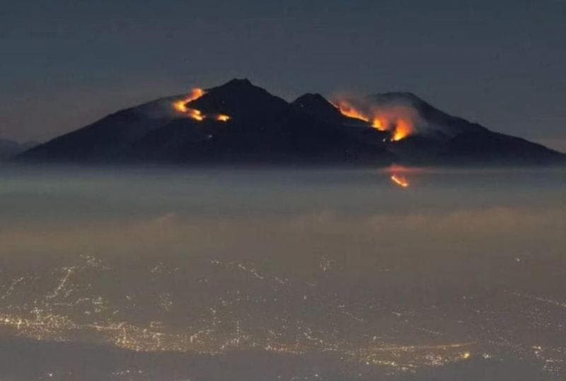 Kebakaran Gunung Bromo Berhasil Dipadamkan, Gunung Arjuno Masih Membara