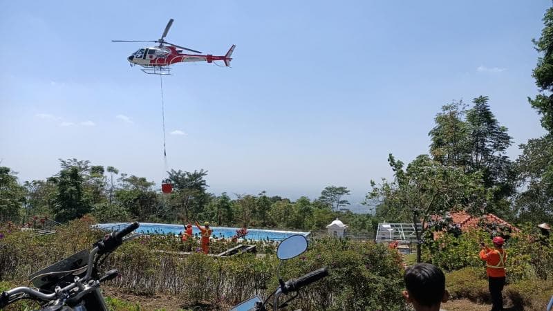 Water bombing dengan helikopter disiapkan untuk memadamkan kebakaran Gunung Arjuno. (Twitter/yusufgunawan)