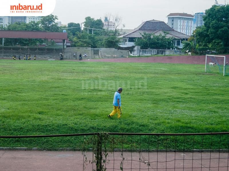 Rumput lapangan Stadion Diponegoro yang meninggi nggak menyurutkan langkah kaki Sartono Anwar untuk terus berolahraga di sana. (Inibaru.id/ Audrian F)<br>