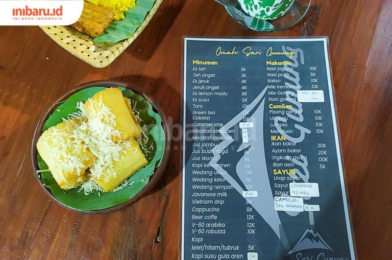 Daftar menu yang ada di Omah Sari Gunung menyajikan banyak makanan dan minuman tradisional.&nbsp;(Inibaru.id/ Rizki Arganingsih) 