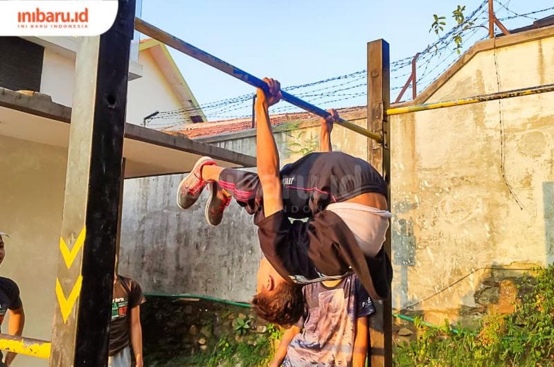 Anggota Barstunt Semarang memutar badan dengan bertumpu pada kekuatan otot tangan. (Inibaru.id/ Rosalie Nurdin)