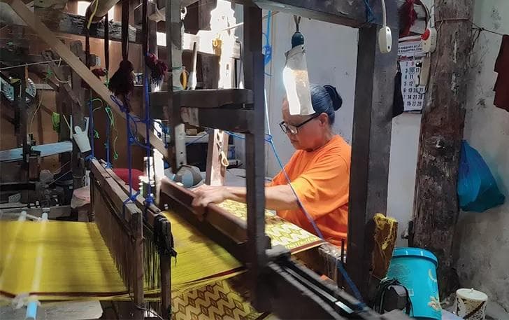 Proses penenunan sarung tenun goyor di CV Botol Mas di Kampung Semanggi, Solo. (Tribunsolo/Maulida Arifa)